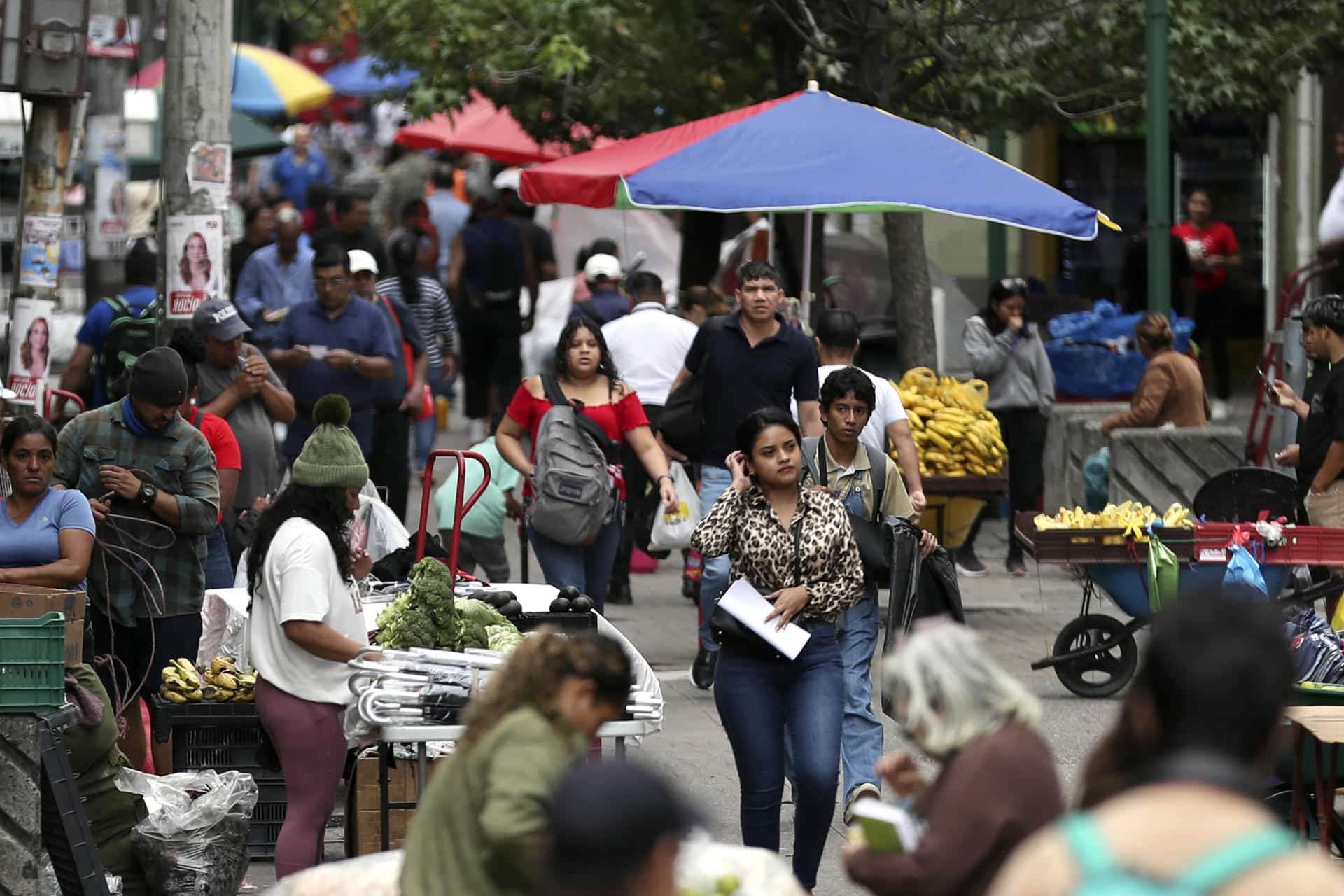 Personas caminan por una calle peatonal este miércoles, en el Centro Histórico de Tegucigalpa (Honduras). EFE/ Gustavo Amador