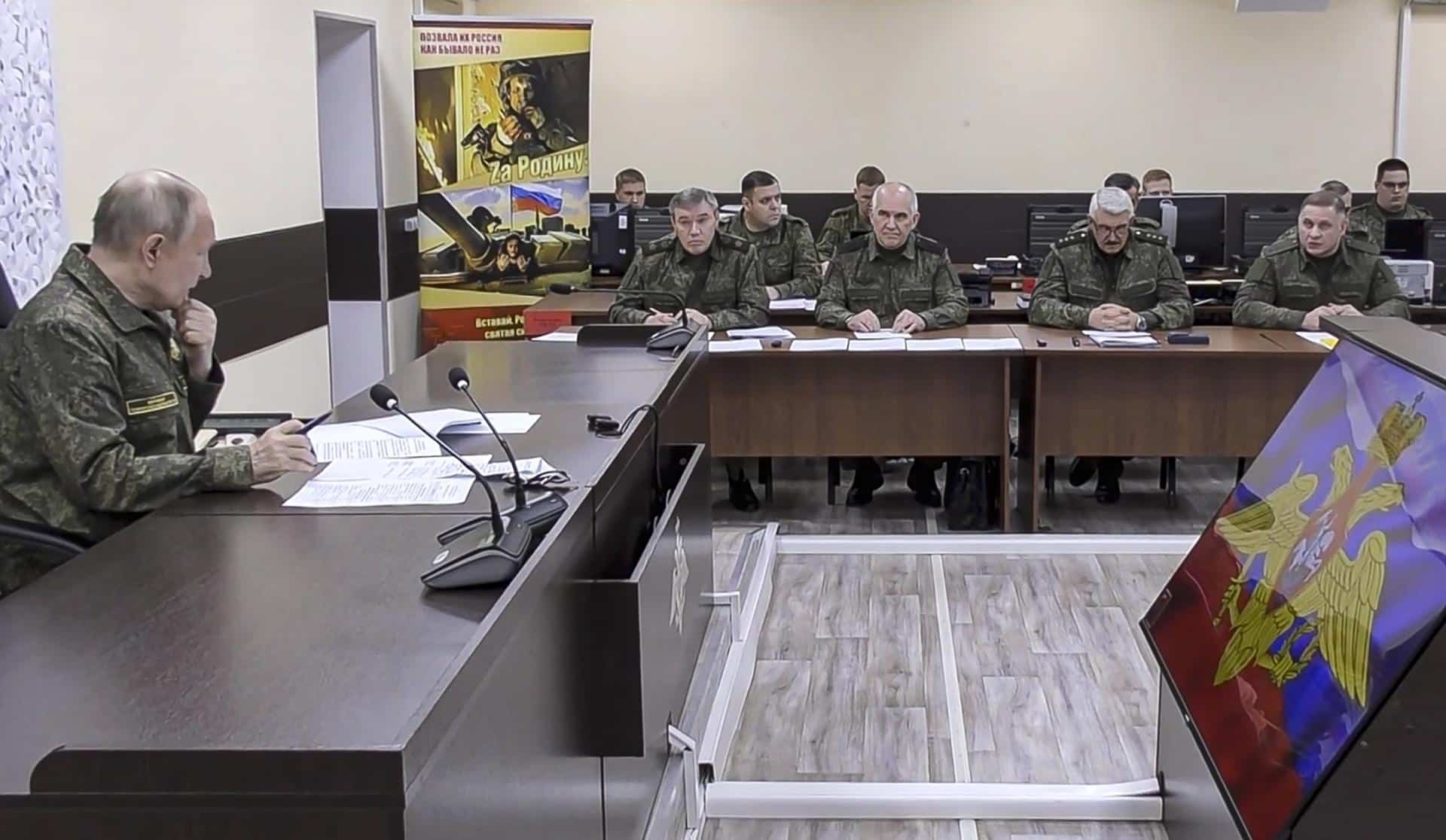 Una imagen estática tomada de un video de referencia proporcionado por el Servicio de Prensa del Presidente de Rusia muestra al presidente ruso Vladimir Putin (I) hablando mientras visita uno de los puestos de mando del grupo oeste del Ejército Ruso en un lugar no revelado, 20 de noviembre de 2025. (Rusia, Ucrania) EFE/EPA/RUSSIAN PRESIDENTIAL PRESS SERVICE / HANDOUT HANDOUT USO EDITORIAL SÓLO/NO VENTASHANDOUT USO EDITORIAL SÓLO/NO VENTAS