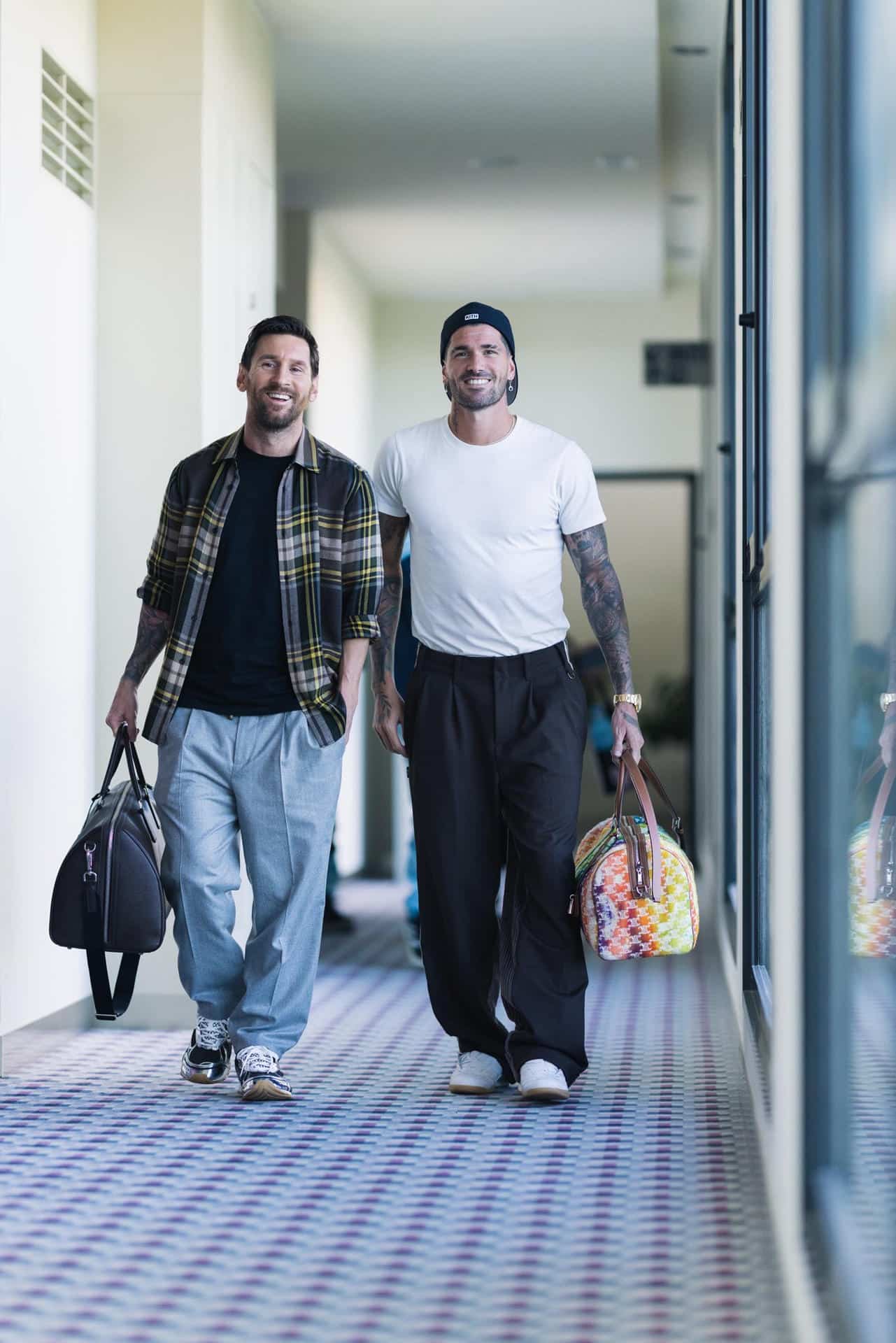 Los jugadores de la selección argentina de fútbol Lionel Messi y Rodrigo De Paul llegan a la concentración del combinado campeón del mundo en la localidad alicantina de Algorfa, donde preparan el encuentro amistoso que disputará el próximo viernes ante Angola. EFE/ Selección De Argentina  - SOLO USO EDITORIAL/SOLO DISPONIBLE PARA ILUSTRAR LA NOTICIA QUE ACOMPAÑA (CRÉDITO OBLIGATORIO) -