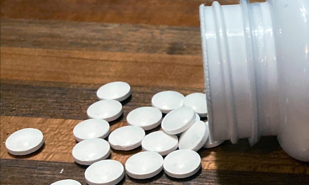 Frasco de melatonina con pastillas sueltas. Copyright: American Heart Association.