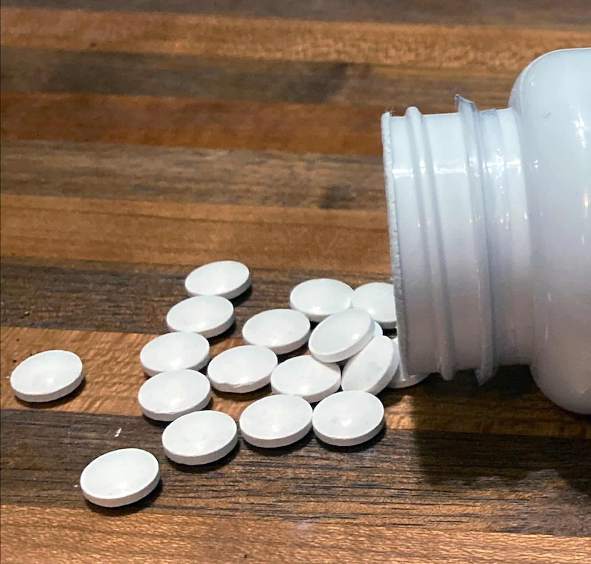 Frasco de melatonina con pastillas sueltas. Copyright: American Heart Association.