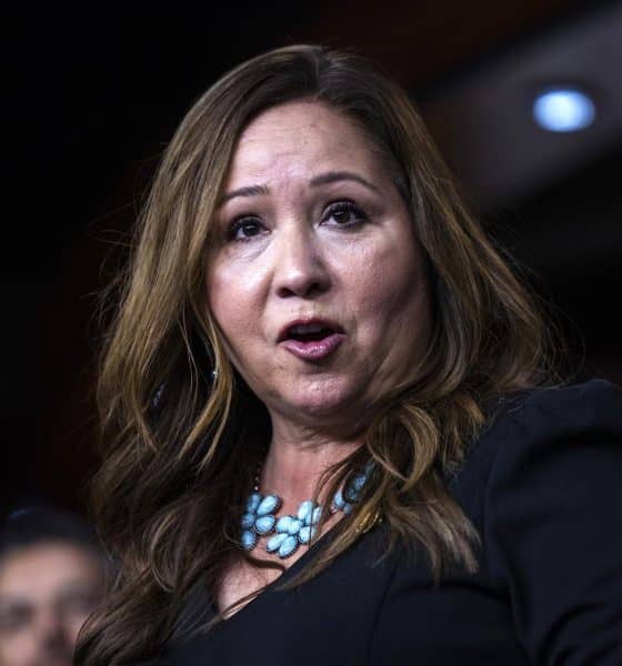 Fotografía de archivo del 12 de noviembre donde aparece la recién juramentada representante demócrata por Arizona, Adelita Grijalva, hablando durante una conferencia de prensa con miembros del Caucus Hispano del Congreso en el Capitolio de los Estados Unidos en Washington. EFE/Jim Lo Scalzo
