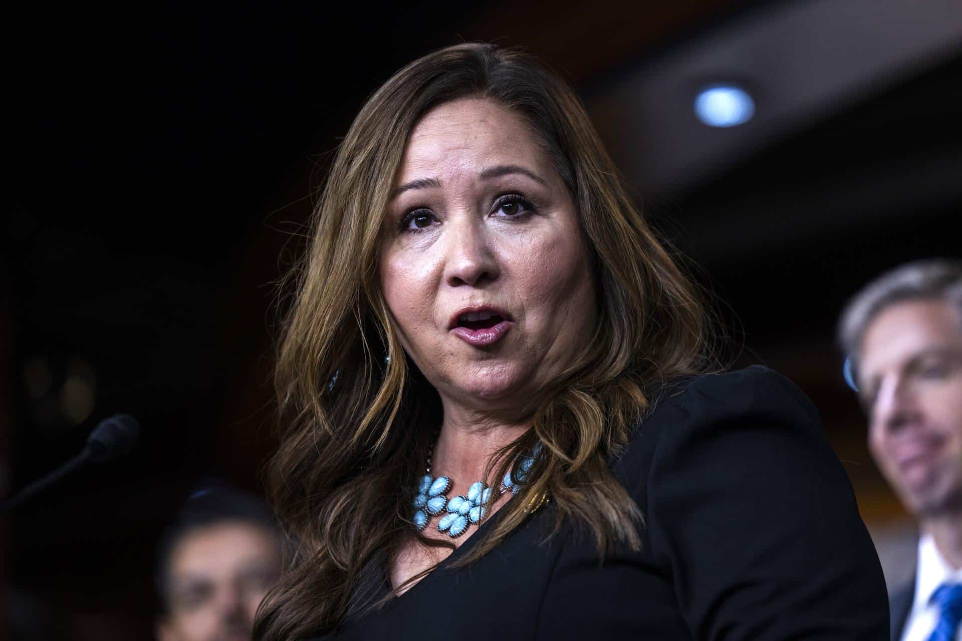 Fotografía de archivo del 12 de noviembre donde aparece la recién juramentada representante demócrata por Arizona, Adelita Grijalva, hablando durante una conferencia de prensa con miembros del Caucus Hispano del Congreso en el Capitolio de los Estados Unidos en Washington. EFE/Jim Lo Scalzo