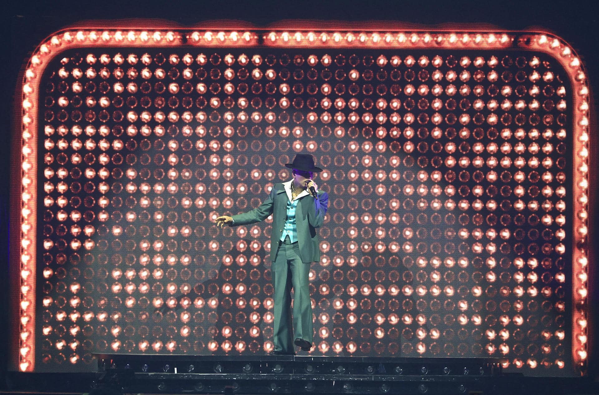El cantante Rauw Alejandro cierra su gira 'Cosa nuestra World Tour' este sábado, en el coliseo José Miguel Agrelot, en San Juan (Puerto Rico). EFE/ Thais Llorca