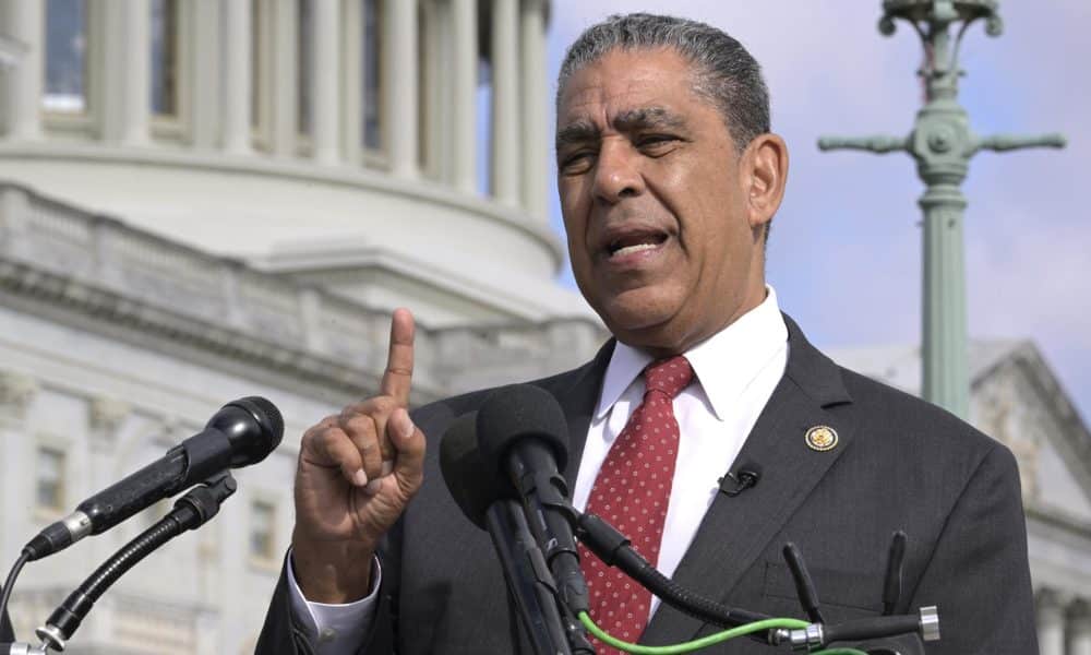 Fotografía de archivo del 18 de septiembre de 2025 donde aparece el presidente del Caucus Hispano del Congreso (CHC), el congresista demócrata Adriano Espaillat, hablando durante una rueda de prensa frente al Congreso en Washington (Estados Unidos). EFE/Lenin Nolly