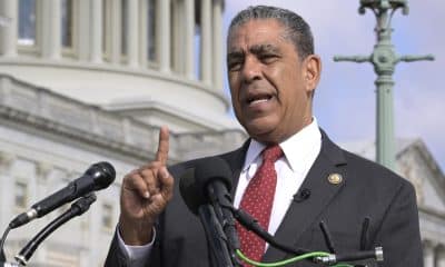 Fotografía de archivo del 18 de septiembre de 2025 donde aparece el presidente del Caucus Hispano del Congreso (CHC), el congresista demócrata Adriano Espaillat, hablando durante una rueda de prensa frente al Congreso en Washington (Estados Unidos). EFE/Lenin Nolly