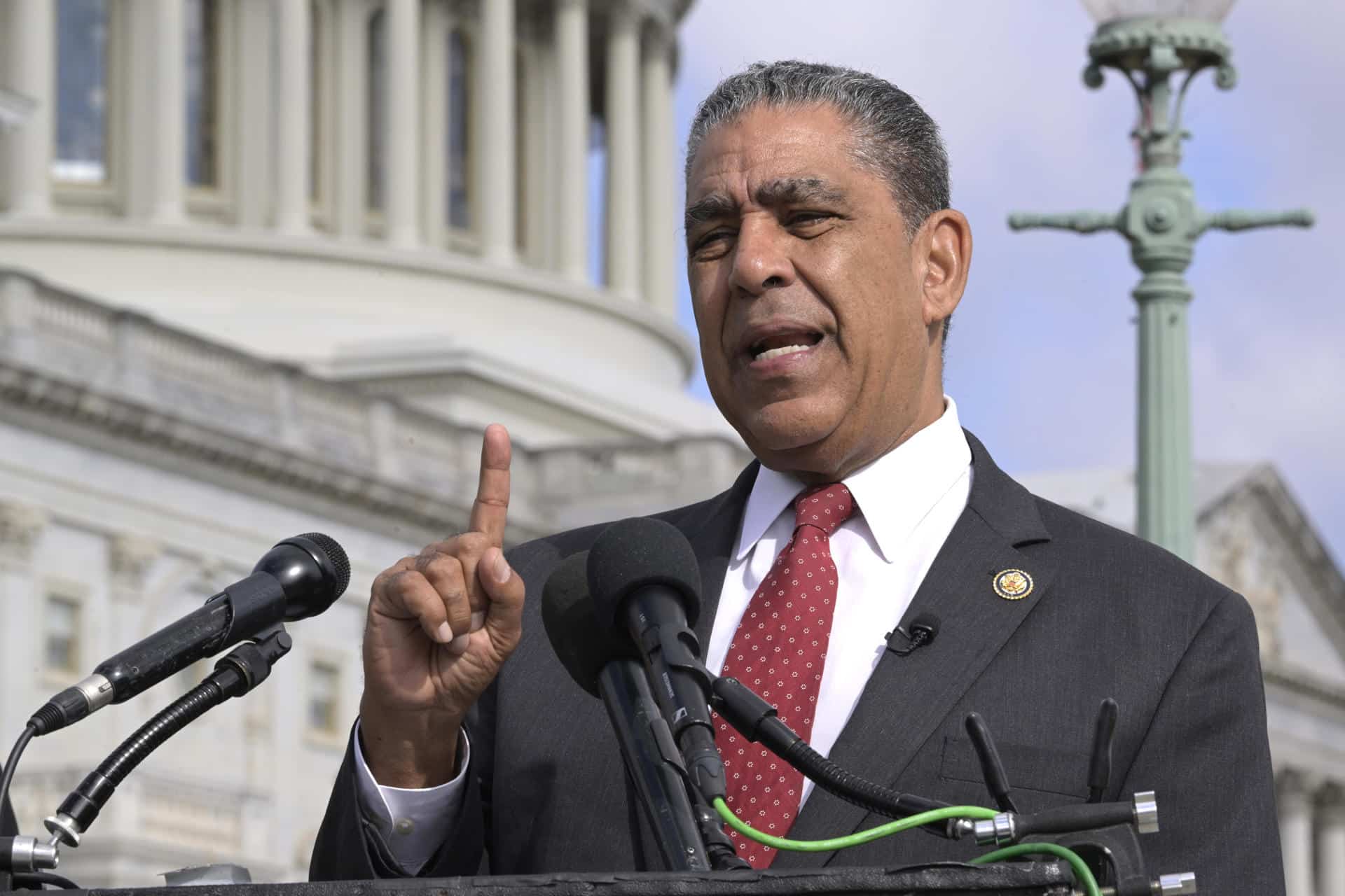 Fotografía de archivo del 18 de septiembre de 2025 donde aparece el presidente del Caucus Hispano del Congreso (CHC), el congresista demócrata Adriano Espaillat, hablando durante una rueda de prensa frente al Congreso en Washington (Estados Unidos). EFE/Lenin Nolly