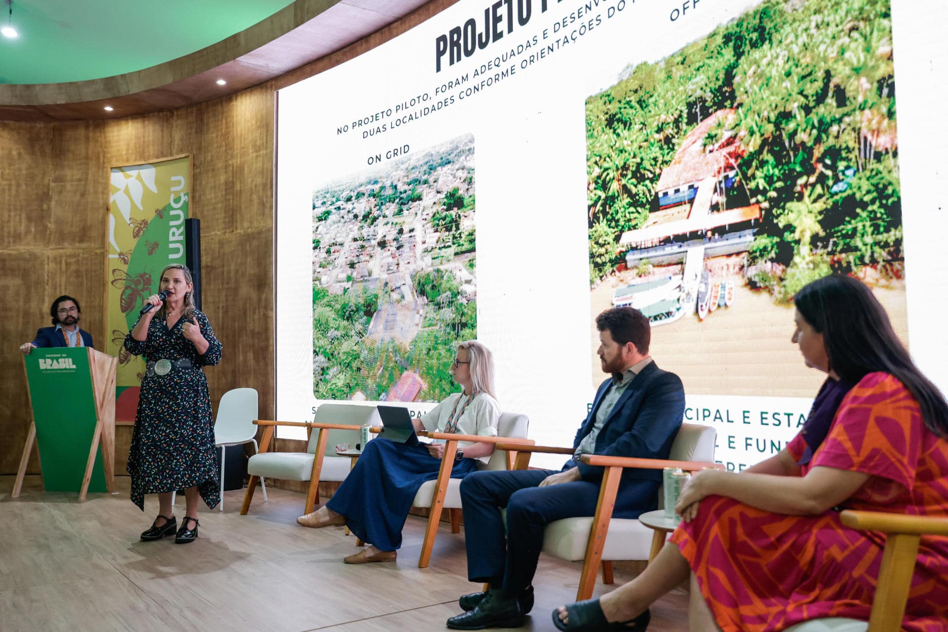 Francineti Carvalho, alcaldesa de Abaetetuba; Elaina Dam, de FONPLATA; Isaac Braz, de la Fundación Medio Ambiente Palmas; y Michelle Ferreti, del Instituto Alzira, participan en el panel 'Clima y energía: soluciones innovadoras para el contexto amazónico' este sábado, en la Zona Verde de la COP30, Belém (Brasil). EFE/ Fraga Alves