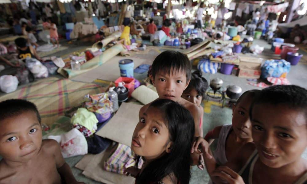 En la imagen de archivo, varios niños damnificados por paso de un tifón dentro de un gimnasio reconvertido en centro provisional de evacuación en la ciudad de Navotas, al norte de Manila (Filipinas). EFE/Francis R. Malasig