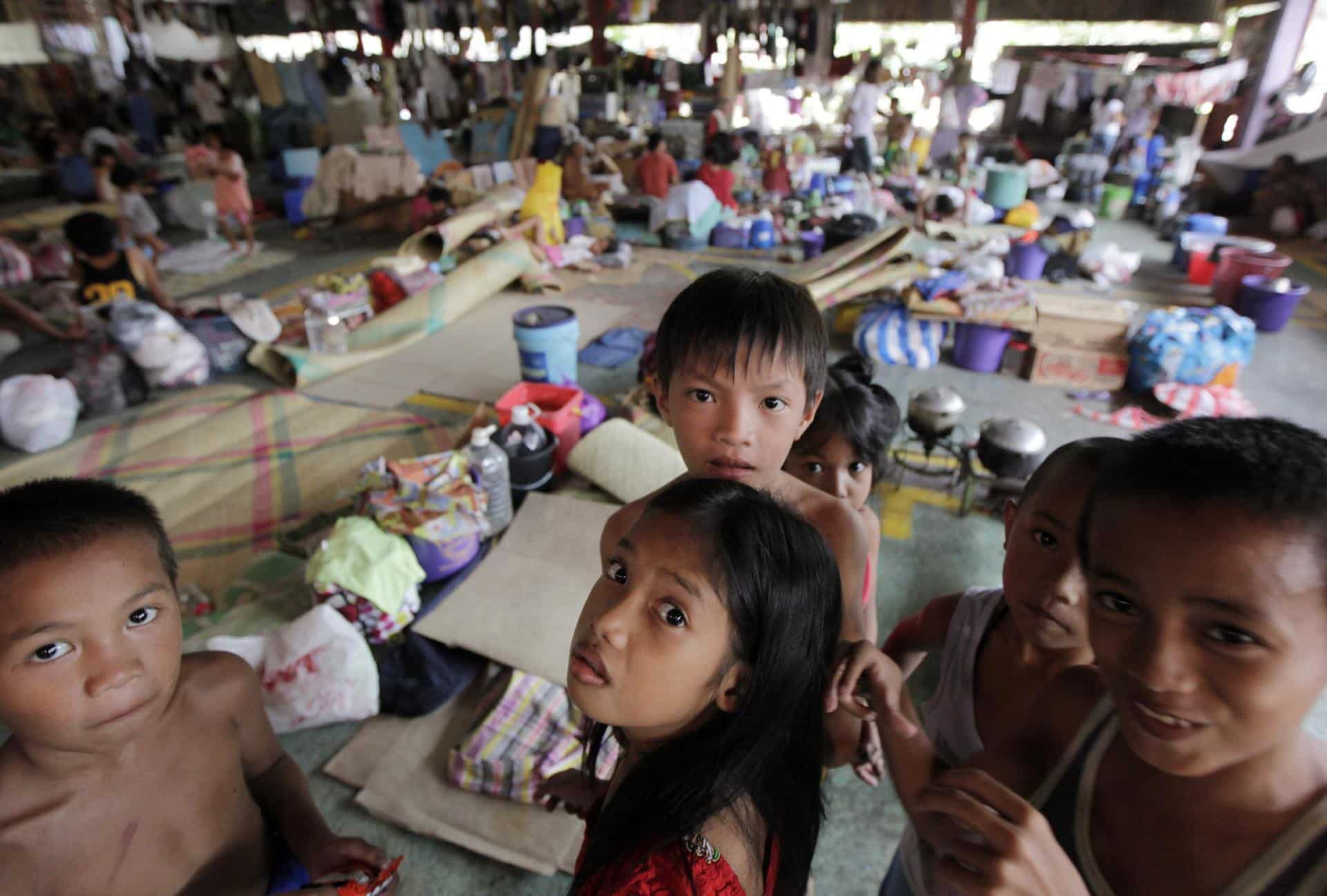 En la imagen de archivo, varios niños damnificados por paso de un tifón dentro de un gimnasio reconvertido en centro provisional de evacuación en la ciudad de Navotas, al norte de Manila (Filipinas). EFE/Francis R. Malasig
