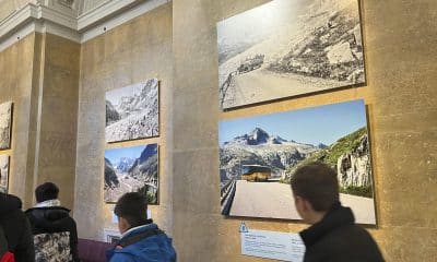 Glaciares que desaparecen a ritmo récord, rutas que se vuelven peligrosas y comunidades que observan cómo su paisaje cambia para siempre. Esta es la realidad, y la advertencia, que lanza desde este jueves una muestra de fotografías en Viena en las que se constata la dramática transformación del paisaje alpino en los últimos 150 años. La muestra 'Glaciares alpinos en transformación. Fotos comparativas históricas', se expone en el Museo de Historia Natural de Viena. EFE/ Núria Morchón Y Sara Corsellas