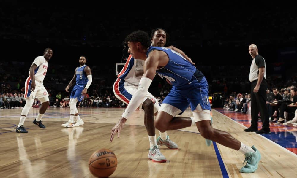 Max Christie (frente), de los Mavericks, disputa el balón con Ron Holland II, de los Pistons, este sábado en un juego de la NBA en la Arena Ciudad de México.EFE/José Méndez