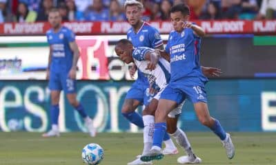 Luis Quiñones de Pachuca disputa el balon con Carlos Rodríguez (d) de Cruz Azul. Imagen de archivo. EFE/ David Martínez Pelcastre