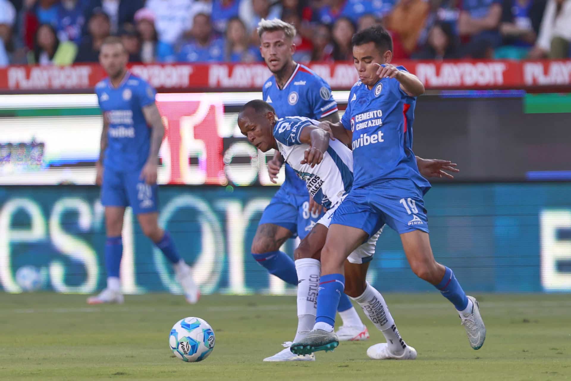 Luis Quiñones de Pachuca disputa el balon con Carlos Rodríguez (d) de Cruz Azul. Imagen de archivo. EFE/ David Martínez Pelcastre