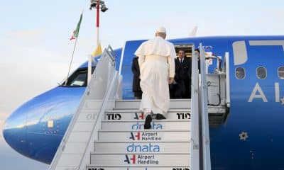 León XIV sube este jueves al Airbus A320 que le trasladó a Turquía y que ahora tiene que ser reparado por el fallo informático que ha señalado el fabricante aeronáutico. EFE/Vatican Media/Mario Tomassetti *****SOLO USO EDITORIAL/SOLO DISPONIBLE PARA ILUSTRAR LA NOTICIA QUE ACOMPAÑA (CRÉDITO OBLIGATORIO) *****