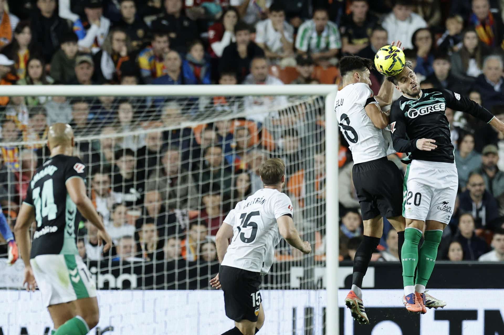El centrocampista del Valencia Pepelu (2d) pelea un balón ante el centrocampista argentino del Betis Giovani Lo Celso (d) durante el partido de la jornada 12 de LaLiga EA Sports que Valencia CF y Real Betis disputaron en el estadio de Mestalla. EFE/ Kai Försterling
