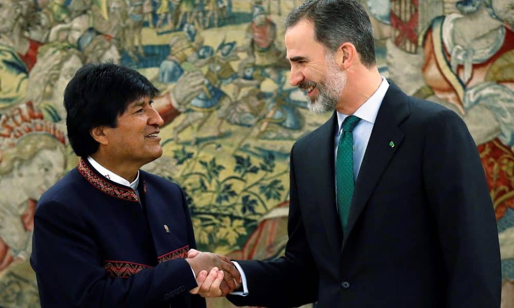 Fotografía de archivo, tomada el 16 de marzo de 2018, del Rey Felipe VI de España (d) al recibir al entonces presidente de Bolivia, Evo Morales, en el Palacio de la Zarzuela, en Madrid (España). EFE/Chema Moya