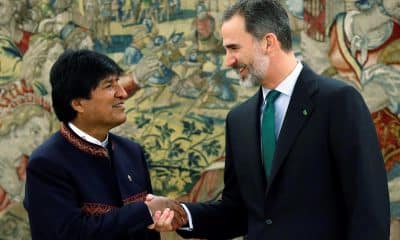 Fotografía de archivo, tomada el 16 de marzo de 2018, del Rey Felipe VI de España (d) al recibir al entonces presidente de Bolivia, Evo Morales, en el Palacio de la Zarzuela, en Madrid (España). EFE/Chema Moya