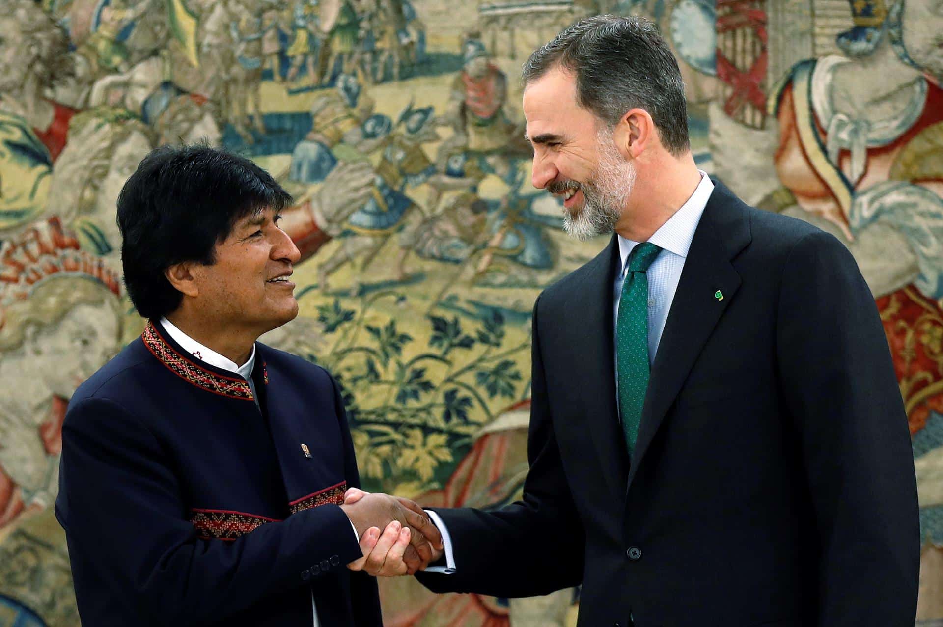 Fotografía de archivo, tomada el 16 de marzo de 2018, del Rey Felipe VI de España (d) al recibir al entonces presidente de Bolivia, Evo Morales, en el Palacio de la Zarzuela, en Madrid (España). EFE/Chema Moya
