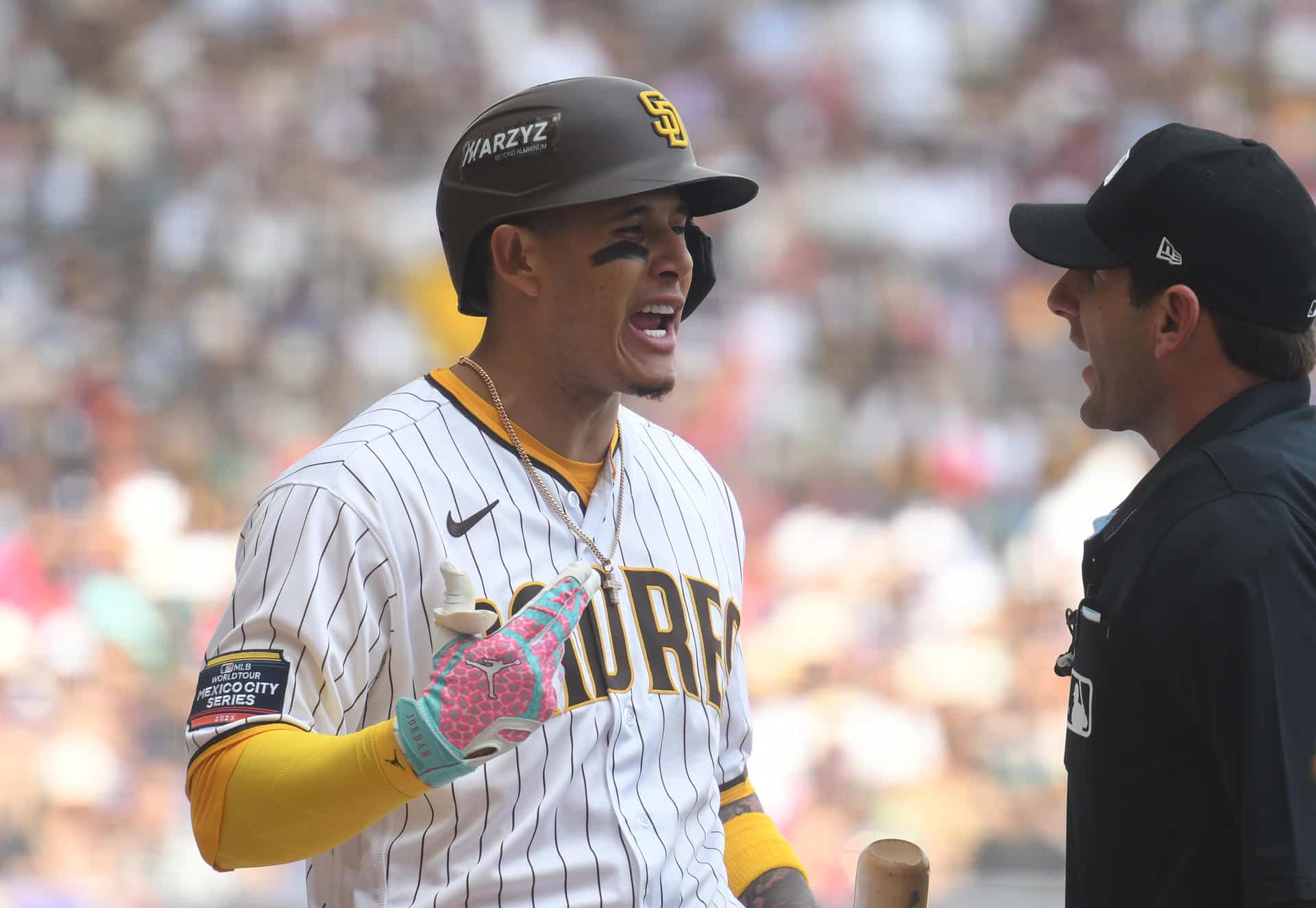 Foto de archivo de Manny Machado (i), de Los San Diego Padres, ganador del Bate de Plata como mejor tercera base ofensivo de la Liga Nacional. EFE/Madla Hartz