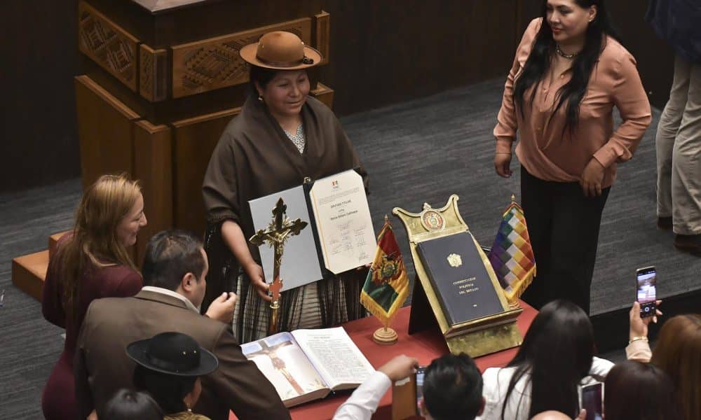 La diputada Sonia Siñani del Partido Demócrata Cristiano (PDC) jura como legisladora este martes, en La Paz (Bolivia). EFE/ STR