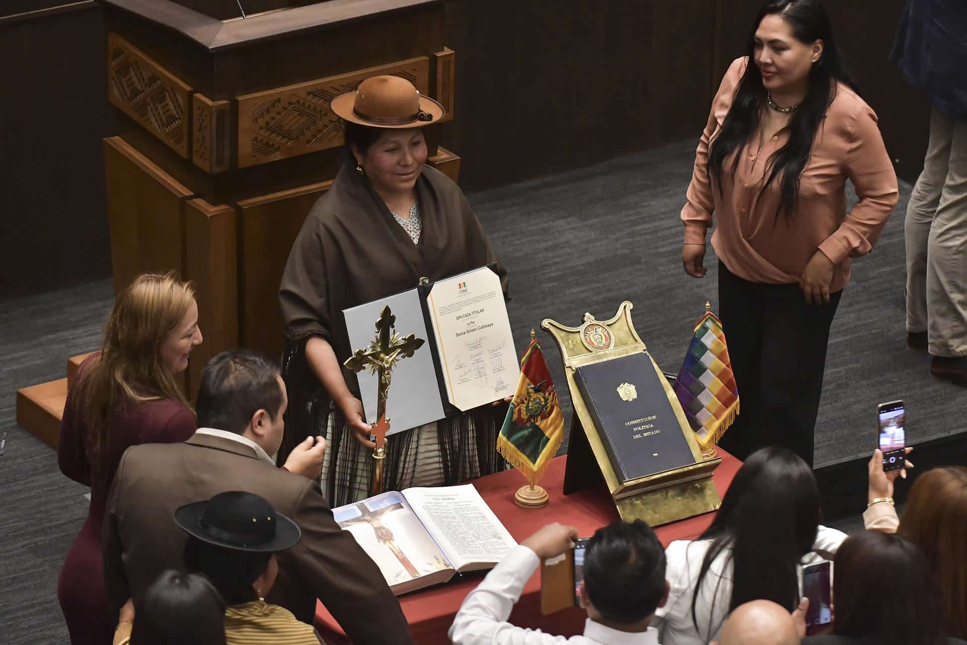 La diputada Sonia Siñani del Partido Demócrata Cristiano (PDC) jura como legisladora este martes, en La Paz (Bolivia). EFE/ STR