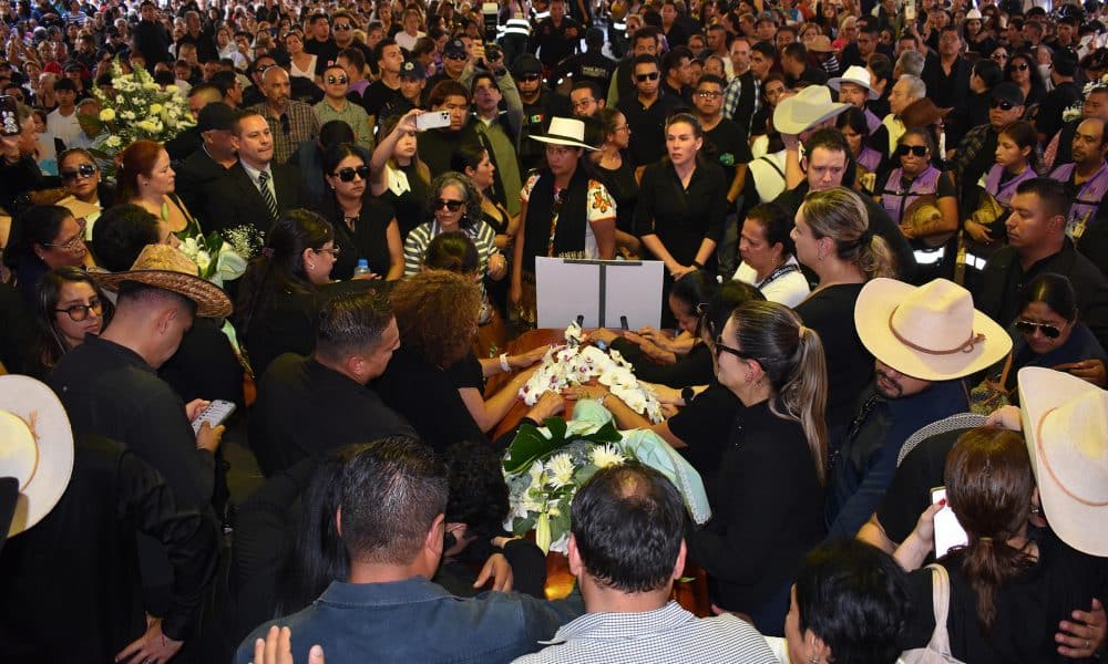 Familiares y amigos asisten al funeral del alcalde Carlos Manzo este domingo, en el municipio de Uruapan en Michoacán (México). EFE/ Marco Antonio Duarte