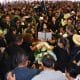 Familiares y amigos asisten al funeral del alcalde Carlos Manzo este domingo, en el municipio de Uruapan en Michoacán (México). EFE/ Marco Antonio Duarte