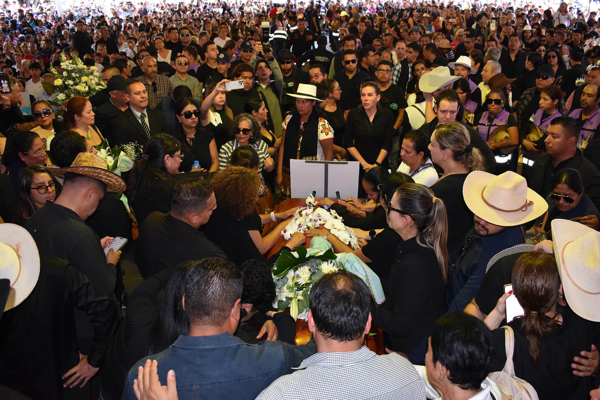 Familiares y amigos asisten al funeral del alcalde Carlos Manzo este domingo, en el municipio de Uruapan en Michoacán (México). EFE/ Marco Antonio Duarte