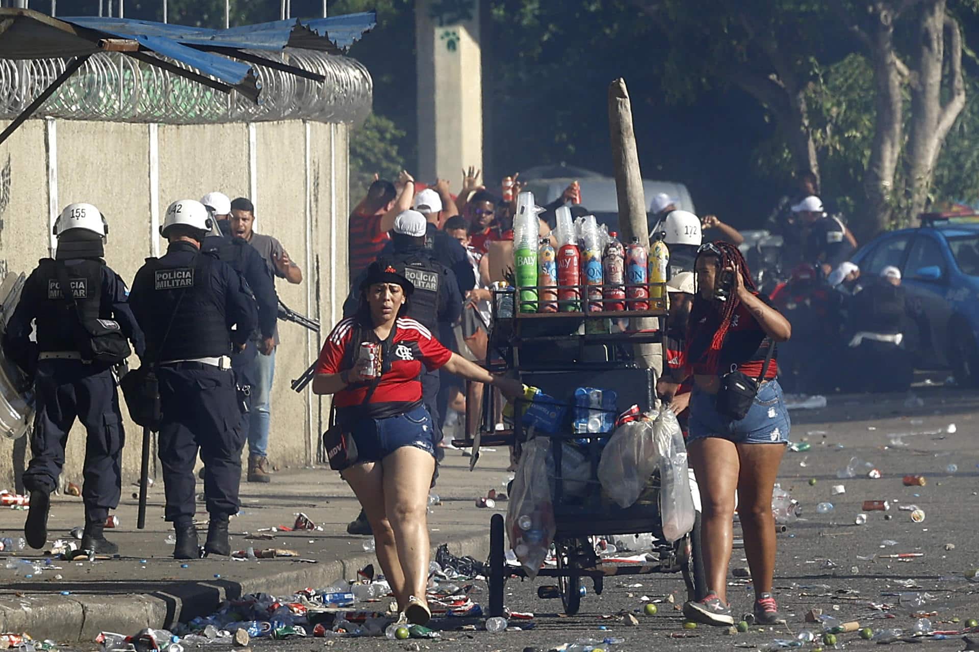 Aficionados de Flamengo reaccionan durante un enfrentamiento con la Policía de Brasil en Río de Janeiro (Brasil). EFE/ Antonio Lacerda