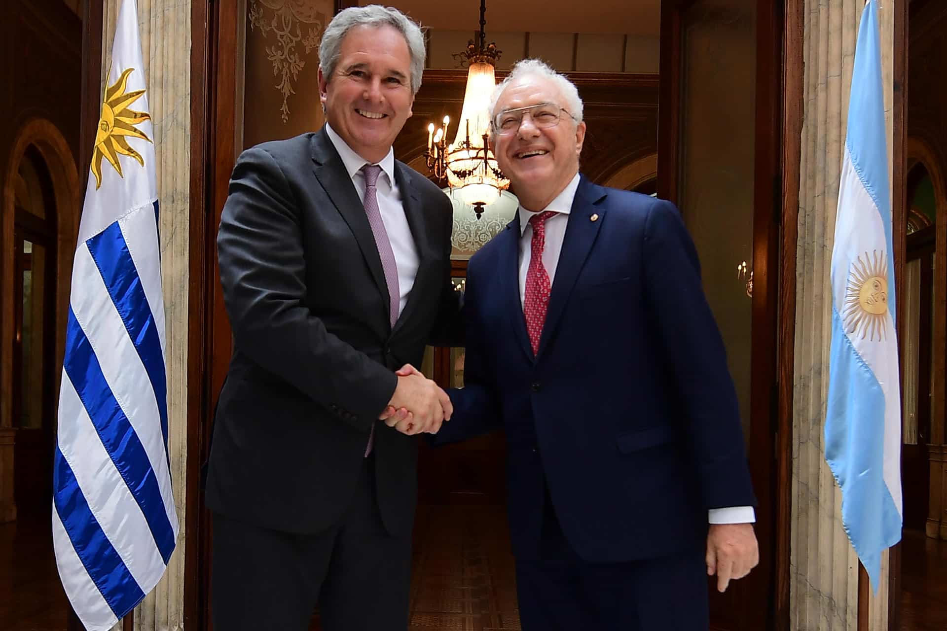 El ministro de Relaciones Exteriores de Uruguay, Mario Lubetkin (d), posa con su homólogo de Argentina, Pablo Quirno, durante una visita oficial este miércoles, en Montevideo (Uruguay). EFE/ STR