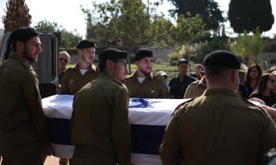 Soldados israelíes llevan el féretro durante el funeral del fallecido soldado israelí-estadounidense Itay Chen en el cementerio Kiryat Shaul en Tel Aviv, Israel, el 9 de noviembre de 2025. EFE/EPA/ABIR SULTAN
