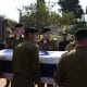 Soldados israelíes llevan el féretro durante el funeral del fallecido soldado israelí-estadounidense Itay Chen en el cementerio Kiryat Shaul en Tel Aviv, Israel, el 9 de noviembre de 2025. EFE/EPA/ABIR SULTAN