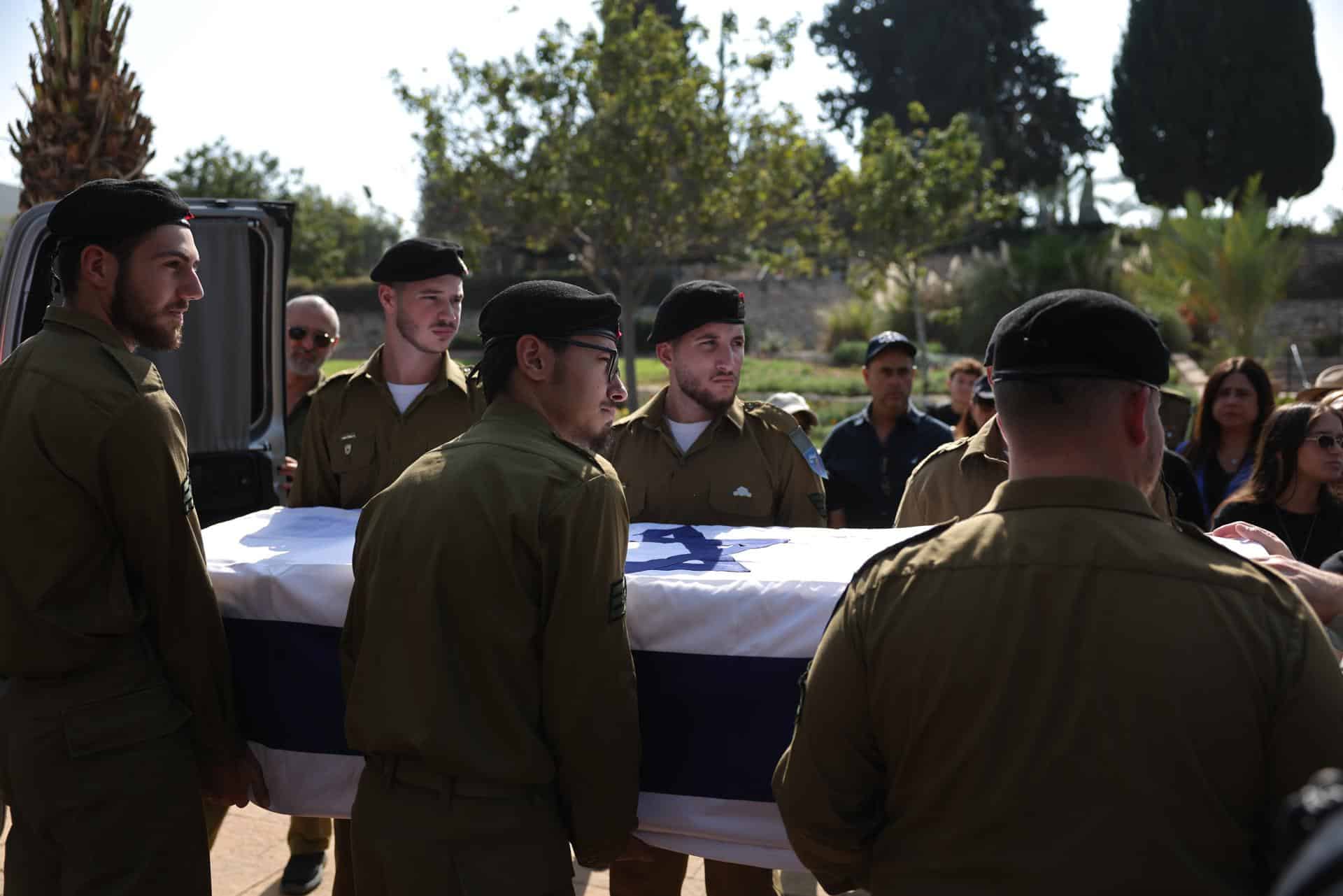 Soldados israelíes llevan el féretro durante el funeral del fallecido soldado israelí-estadounidense Itay Chen en el cementerio Kiryat Shaul en Tel Aviv, Israel, el 9 de noviembre de 2025. EFE/EPA/ABIR SULTAN
