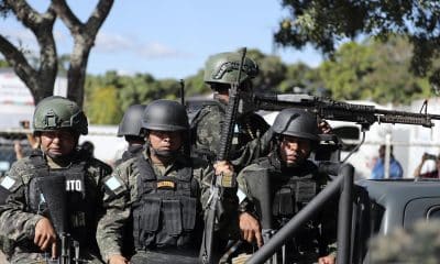 Integrantes de las Fuerzas Armadas de Honduras participan en el acto de distribución de material electoral para las elecciones generales del 30 de noviembre este jueves, en Tegucigalpa (Honduras). EFE/ Gustavo Amador