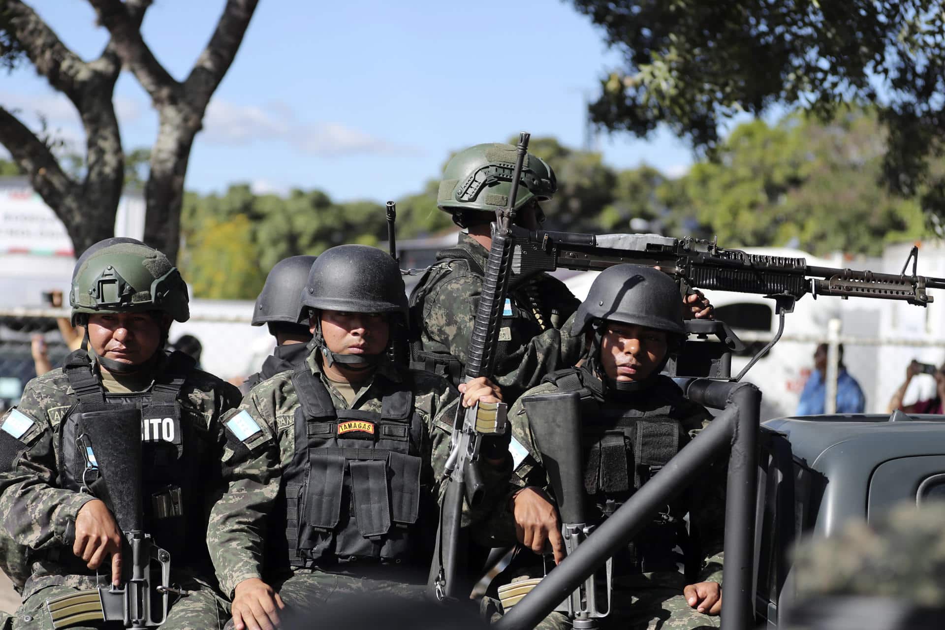 Integrantes de las Fuerzas Armadas de Honduras participan en el acto de distribución de material electoral para las elecciones generales del 30 de noviembre este jueves, en Tegucigalpa (Honduras). EFE/ Gustavo Amador