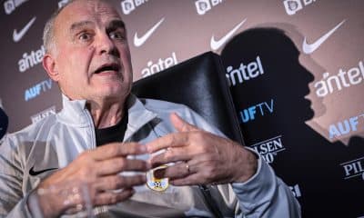 El seleccionador de Uruguay, Marcelo Bielsa, ha respondido este jueves a críticas de la prensa y los aficionados al trabajo del entrenador argentino. EFE/ Gaston Britos