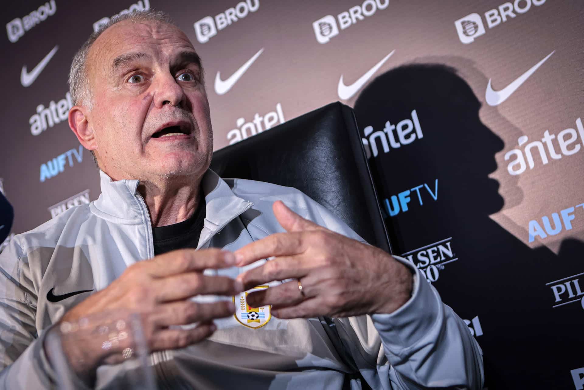 El seleccionador de Uruguay, Marcelo Bielsa, ha respondido este jueves a críticas de la prensa y los aficionados al trabajo del entrenador argentino. EFE/ Gaston Britos