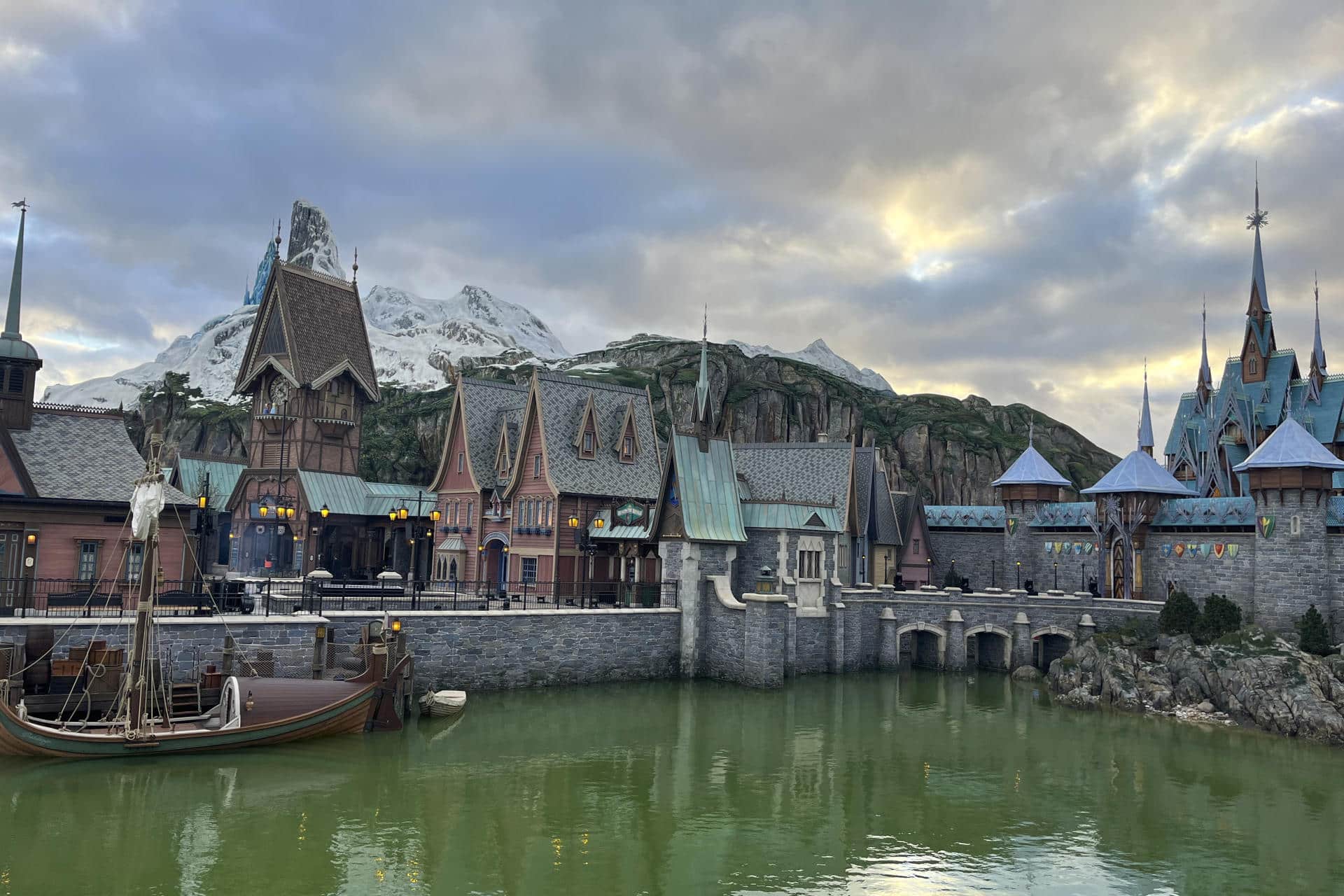 Disneyland París abrirá un nuevo sector basado en la franquicia 'Frozen' el próximo 29 de marzo, con el que además inaugurará una transformación que duplicará el espacio de su segundo parque de atracciones ubicado junto al original, el actual Walt Disney Studios, que pasará a llamarse Disney Adventure World. En la foto, imagen de la ampliación durante la presentación a la prensa este lunes. EFE/Disneyland París SÓLO USO EDITORIAL, PERMITIDO SU USO SÓLO EN RELACIÓN A LA INFORMACIÓN QUE APARECE EN EL PIE DE FOTO (CRÉDITO OBLIGATORIO)