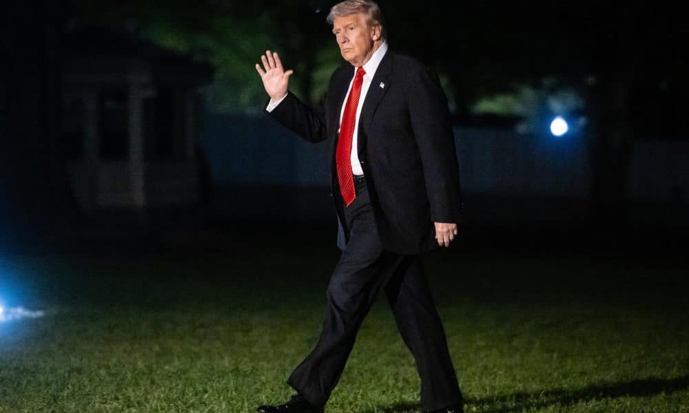 El presidente de Estados Unidos, Donald Trump, camina por el South Lawn de la Casa Blanca en Washington, D.C., Estados Unidos, el 2 de noviembre de 2025. EFE/Francis Chung / POOL