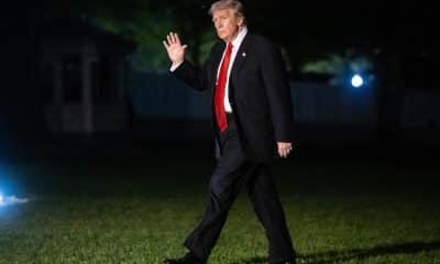 El presidente de Estados Unidos, Donald Trump, camina por el South Lawn de la Casa Blanca en Washington, D.C., Estados Unidos, el 2 de noviembre de 2025. EFE/Francis Chung / POOL