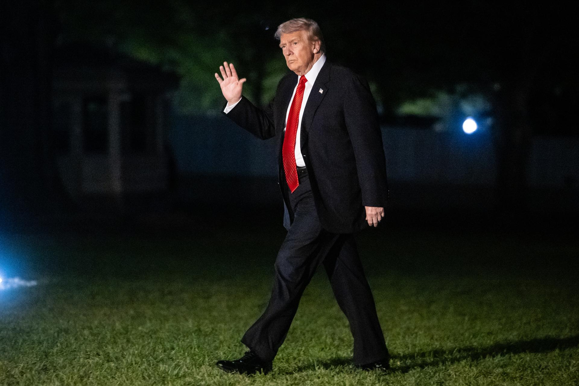 El presidente de Estados Unidos, Donald Trump, camina por el South Lawn de la Casa Blanca en Washington, D.C., Estados Unidos, el 2 de noviembre de 2025. EFE/Francis Chung / POOL