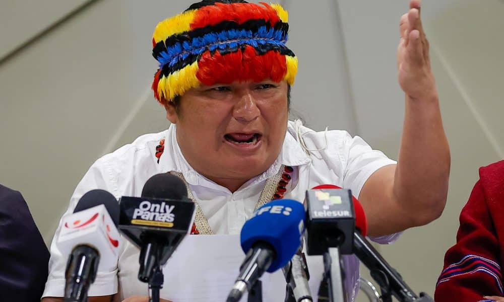 El presidente de la Confederación de Nacionalidades Indígenas de Ecuador (CONAIE), Marlon Vargas, al intervenir este lunes, 17 de noviembre, en una rueda de prensa, en Quito (Ecuador). EFE/José Jácome