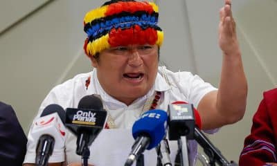 El presidente de la Confederación de Nacionalidades Indígenas de Ecuador (CONAIE), Marlon Vargas, al intervenir este lunes, 17 de noviembre, en una rueda de prensa, en Quito (Ecuador). EFE/José Jácome