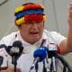 El presidente de la Confederación de Nacionalidades Indígenas de Ecuador (CONAIE), Marlon Vargas, al intervenir este lunes, 17 de noviembre, en una rueda de prensa, en Quito (Ecuador). EFE/José Jácome