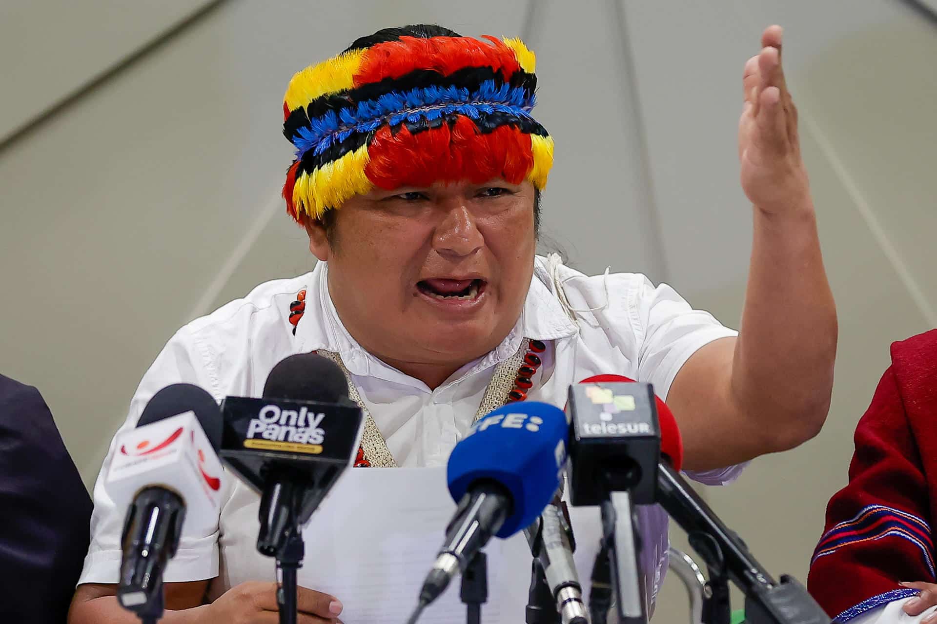 El presidente de la Confederación de Nacionalidades Indígenas de Ecuador (CONAIE), Marlon Vargas, al intervenir este lunes, 17 de noviembre, en una rueda de prensa, en Quito (Ecuador). EFE/José Jácome