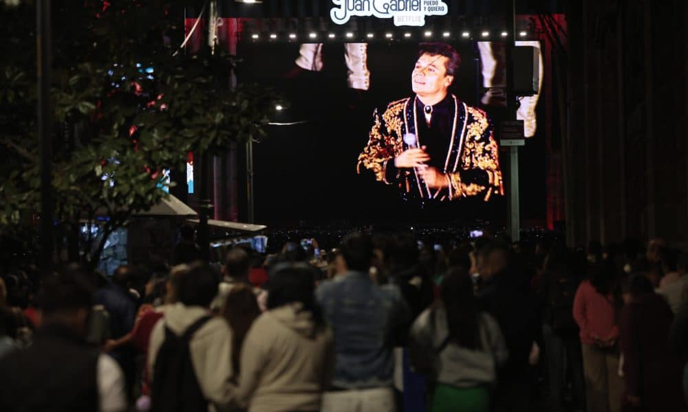 Personas se reúnen para presenciar la proyección del histórico concierto del cantante mexicano Juan Gabriel de 1990 en el Palacio de Bellas Artes este sábado, en la Ciudad de México (México). EFE/José Méndez