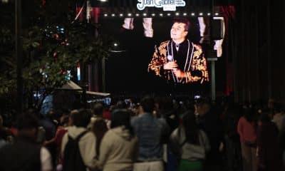 Personas se reúnen para presenciar la proyección del histórico concierto del cantante mexicano Juan Gabriel de 1990 en el Palacio de Bellas Artes este sábado, en la Ciudad de México (México). EFE/José Méndez