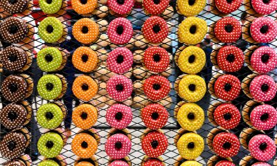 En la imagen de archivo, diversos dónuts en un mostrador de Colonia, Alemania. EFE/EPA/SASCHA STEINBACH