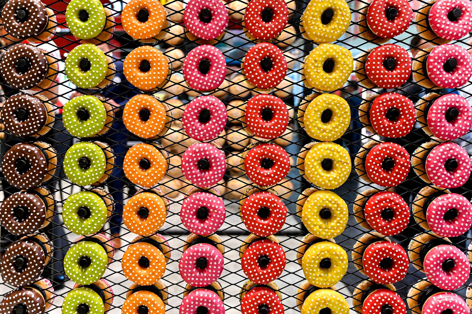 En la imagen de archivo, diversos dónuts en un mostrador de Colonia, Alemania. EFE/EPA/SASCHA STEINBACH